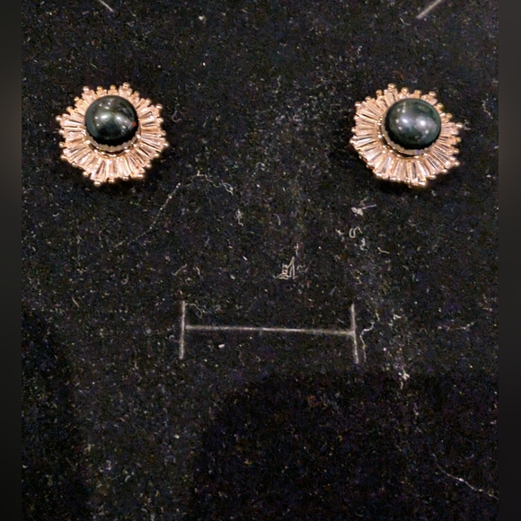 Simple Pearl Earstuds - Picture 10 of 11